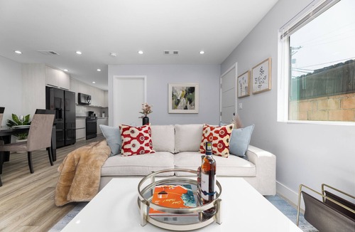 Granada Hills House | Modern 2-Bed Perfect for Extended Stays!