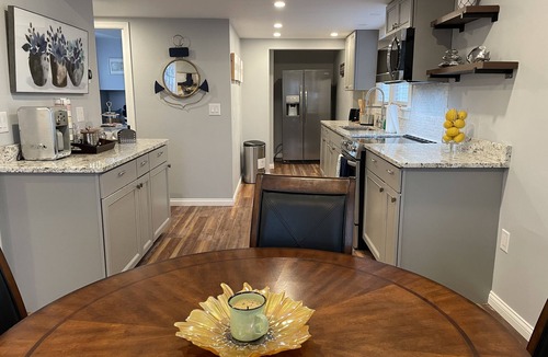 Manitowoc House | Modern 2 Bedroom Rental House, Close to Lake Michigan