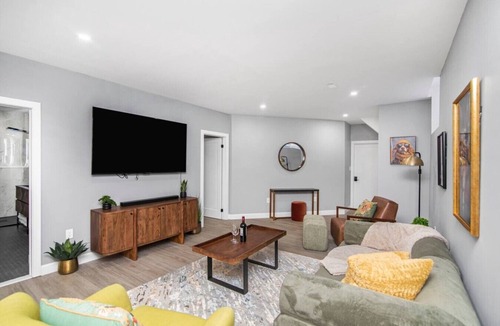 Hamilton Condo | Modern 2BR Suite|Private Parking |Near DownTown