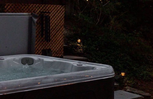 Apsley House | Modern 4BR Lakefront Escape w/King Beds & Hot Tub