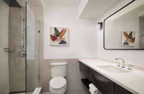 White Plains Hotel | Modern Accommodation in White Plains! Enjoy Indoor Pool & Free Airport Shuttle!