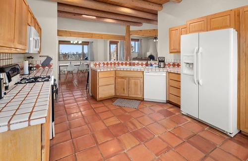 Ranchos De Taos House | Modern Adobe - Hot Tub - Game Room - Close to Ski Resorts- 10 min to Downtown!