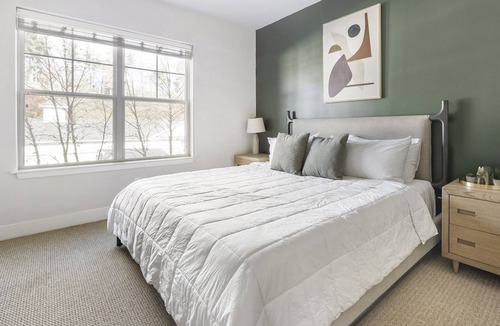 Simsbury Apartment | Modern Apartment in Prime Location (ID8044X07)
