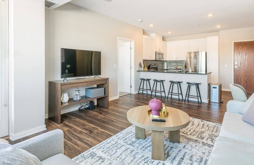 Woodbury Apartment | Modern Apartment in Prime Location (ID7378X68)