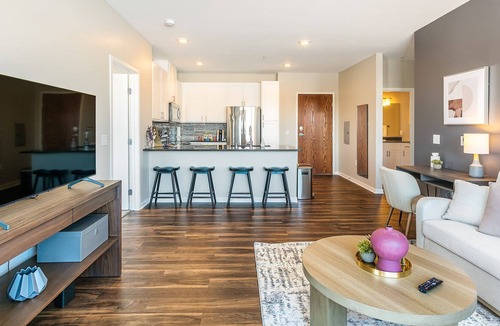 Woodbury Apartment | Modern Apartment in Prime Location (ID7378X68)