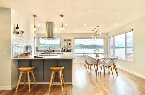 Victor Cabin | Modern Beachfront Cabin with Hot Tub and Kayaks