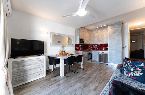 Sitio de Calahonda Apartment | Modern Beachfront Escape, Calahonda