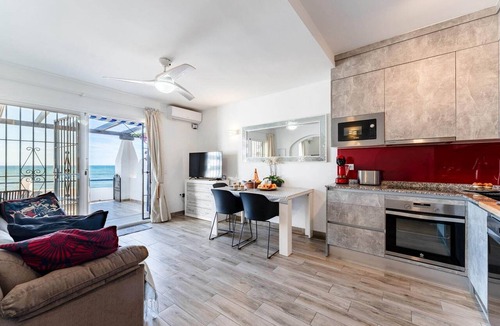 Sitio de Calahonda Apartment | Modern Beachfront Escape, Calahonda