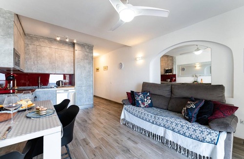 Sitio de Calahonda Apartment | Modern Beachfront Escape, Calahonda