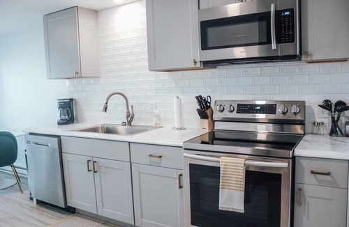 Clayton Condo | Modern Chic 1-BR Unit in the Cottages on James