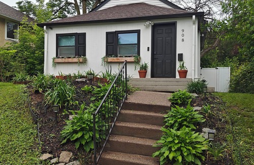 Payne - Phalen House | Modern City Home, WI-FI, Privacy, 1-mile downtown St Paul