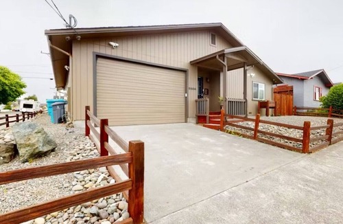 Eureka House | Modern Comfortable Oasis w/EV Charger – Eureka