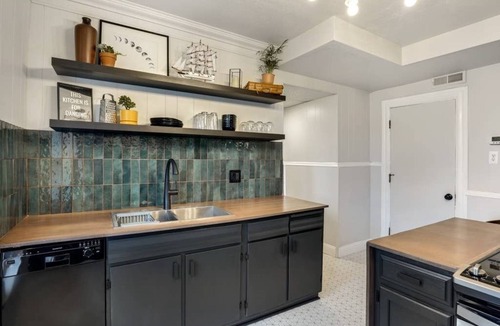 Northeast Minneapolis Apartment | Modern, fully equipped, and newly renovated apartment in the center of Northeast Minneapolis