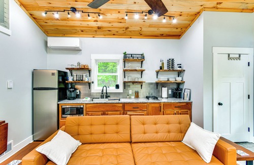 Paris Cottage | Modern Hersey Tiny Home w/Private Hot Tub!