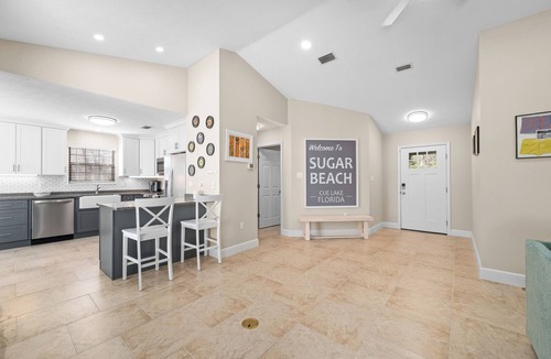 Putnam Hall House | Modern Lakefront Home w/Beach &Dock-30 mins to UF/Gainesville, Sleeps 10