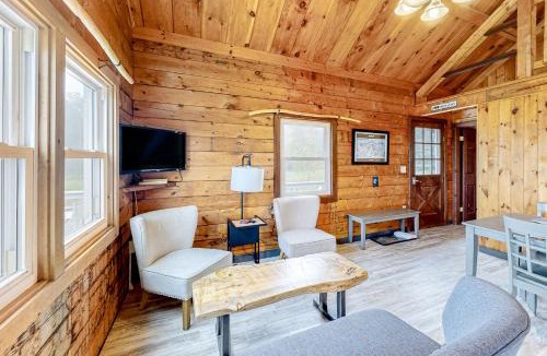 Montgomery Center Apartment | Modern Log Chalet - Upper Level