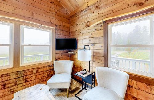 Montgomery Center Apartment | Modern Log Chalet - Upper Level