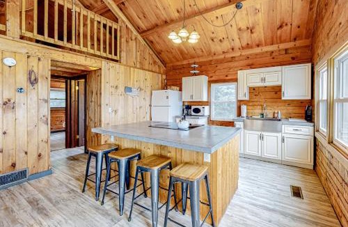 Montgomery Center Apartment | Modern Log Chalet - Upper Level