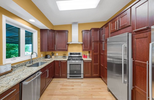 Downtown Minneapolis House | Modern Luxury: 5-Bedroom Escape Close to Stadium & Downtown!