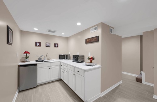 Downtown Minneapolis House | Modern Luxury: 5-Bedroom Escape Close to Stadium & Downtown!