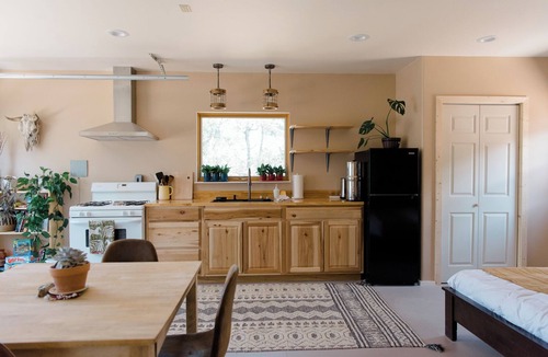Canoncito House | Modern Rustic Charm for Nature Connection and Inspiration