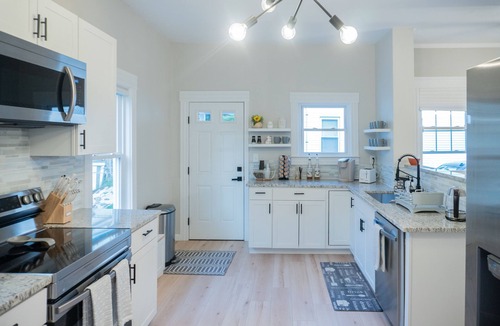 Worcester House | Modern & Spacious 4 Bedroom Single Family Home