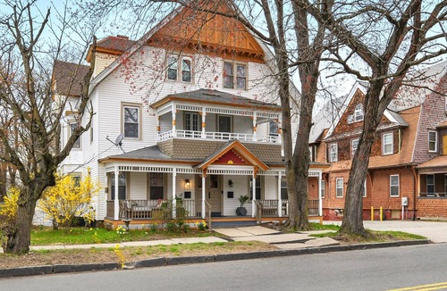 Springfield House | Modern Victorian 3BR 2BA Apt with Parking