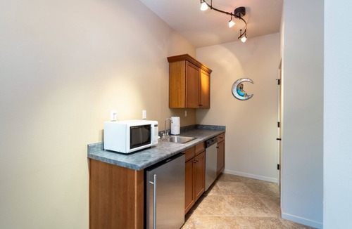 Hills at Las Estrellas House | Moon Shine Manor | Private Deck, Fireplace + Mountain View!