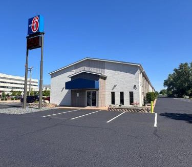Eau Claire Hotel | Motel 6-Eau Claire, WI