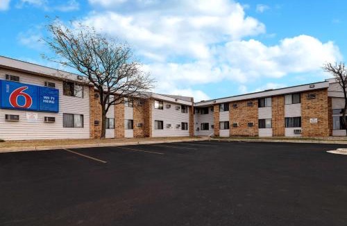 Lakeville Hotel | Motel 6-Lakeville, MN - South - Lakeville