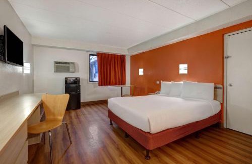 Lakeville Hotel | Motel 6-Lakeville, MN - South - Lakeville