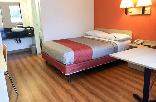 Roseville Hotel | Motel 6 Roseville, MN - Minneapolis North