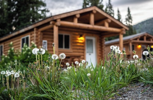Moran Hotel | Mountain Getaway with Alpine Decor, Bar, Restaurant and Free Onsite Parking!