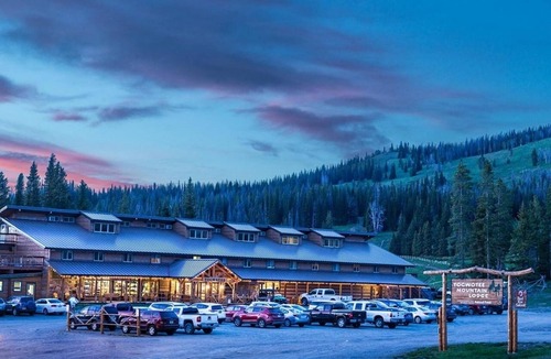 Moran Hotel | Mountain Getaway with Alpine Decor, Bar, Restaurant and Free Onsite Parking!