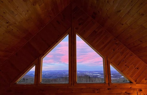 East Haven Cabin | Mountain side cabin views of sunsets every day nearest neighbor is a mile away