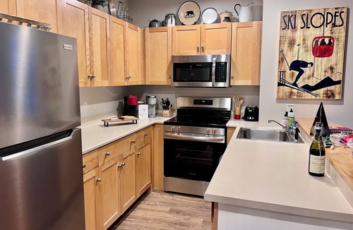 Stratton Mountain Condo | Mountain & sunset views from balcony! Heated pool/spas, walk to lifts & village!