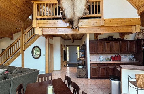 Angel Fire Cabin | Mountain Top 4-bedroom Lodge near Angel Fire with WiFi