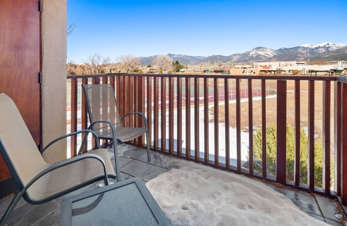 El Prado Condo | Mountain View Condo 25 min to Taos Ski Resort