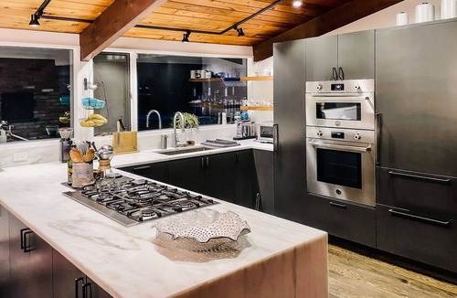 Weston House | Mountain views, Midcentury Modern with hottub, fireplaces, on 10 acres.