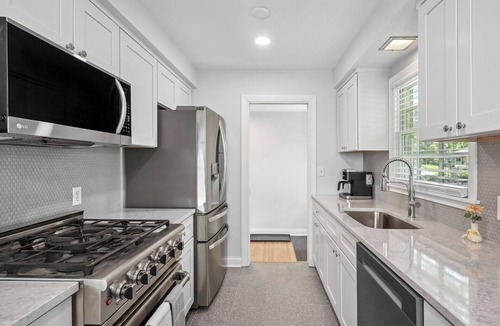 Richfield House | MSP/Mall of America/Pond View with garden oasis