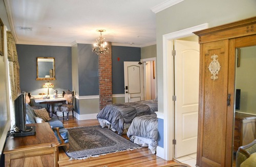 Springfield Bed & Breakfast | Naomi's Inn Bed & Breakfast