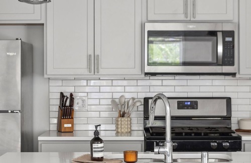 Uptown Condo | NEW 5 Bedroom Cityscape Sanctuary + Rooftop Deck