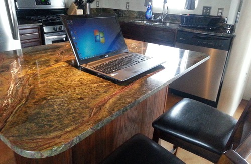 El Prado House | New adobe guest house - mountain views - great location - hot tub