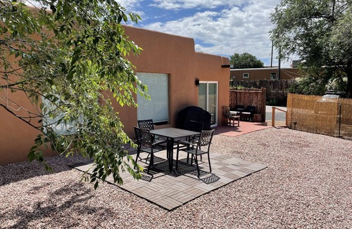 Santa Fe House | New casita w/large yard near the plaza & dog park