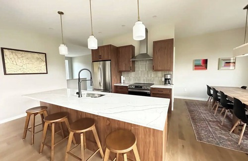 Moscow House | NEW Const Stowe Modern Sleeps 8. View: Mt Mansfield & river! Private, EV Charger