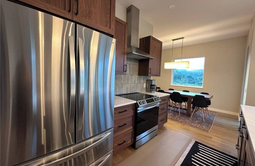 Moscow House | NEW Const Stowe Modern Sleeps 8. View: Mt Mansfield & river! Private, EV Charger