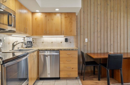 Century West Condo | New! Cozy Bend Escape | Hot Tub | Forest Views