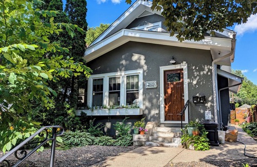 Audubon Park House | New Crib on the Block, a 90s pad! A respite for the weary time traveler.