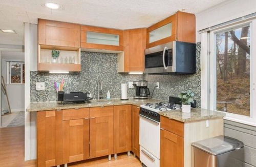 Plymouth House | New Listing by 5-Star Hosts! Cozy, Quiet 1 Bd Homen