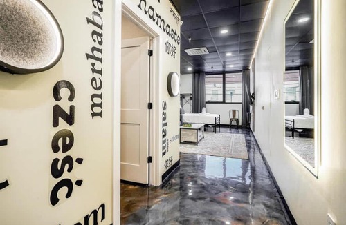 North Oakland Apartment | New Loft 5 min Shadyside or East Liberty Sleeps 4
